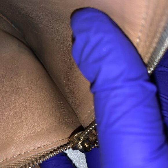 Louis Vuitton Beige Vernis Sara Wallet (used, some peeling) - Picture 15 of 16